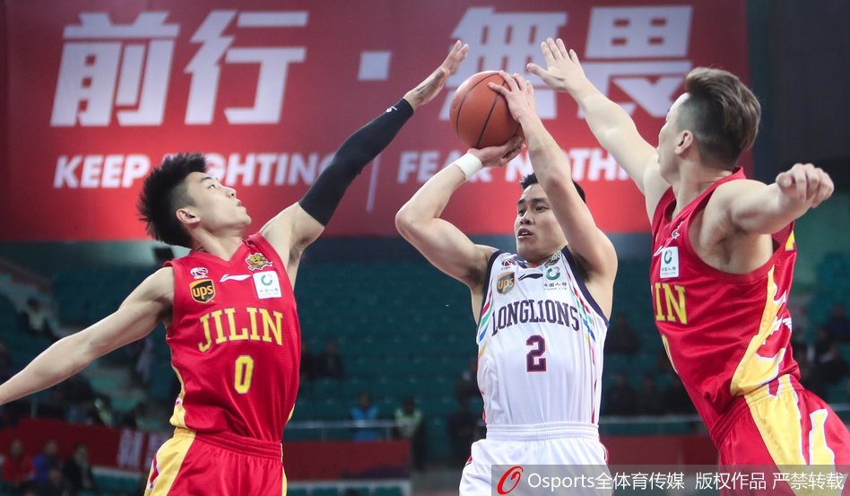 浙江队吴前面对周鹏的贴身长臂防守，眼神坚毅如炬，在三分线外干拔而起，皮球划过一道彩虹弧线空心入网，点燃了主场球迷的激情。