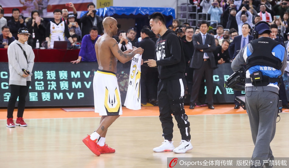 仪式结束后，马布里难掩激动的泪水，他用双手捂住脸颊试图平复心情，身边的队友和工作人员纷纷上前给予安慰和拥抱，现场气氛温馨而感人至深。