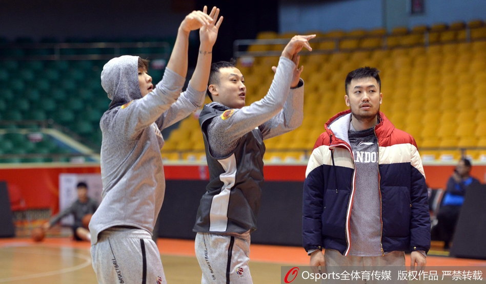 丁彦雨航在拉伸放松环节表情搞怪，张大嘴巴搞怪，旁边的队友也被他的表情逗乐。