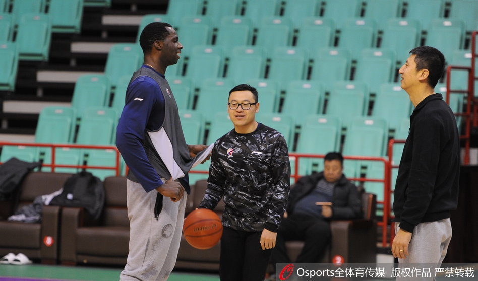 辽宁外援哈德森训练间隙拉伸放松,眼神望向场边