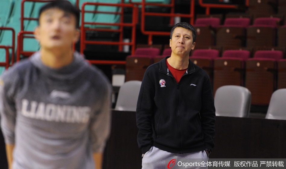 巴斯在训练中篮下强攻,表情专注,肌肉线条分明