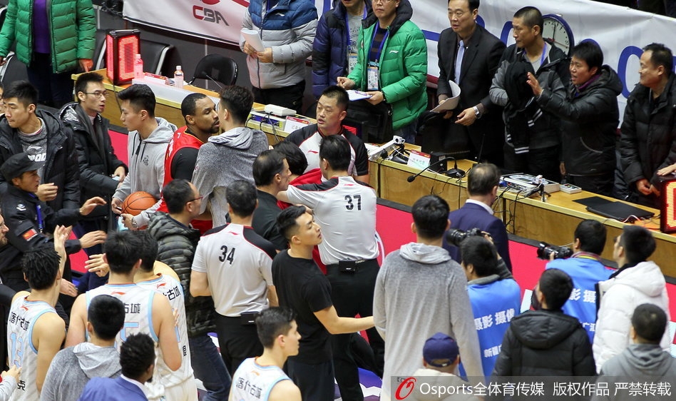 在一片混乱之中,西热力江被队友簇拥着快速离开,他回头望向身后的嘈杂,脸上带着一丝不屑与冷静,仿佛在说场上见真章才是真本事。