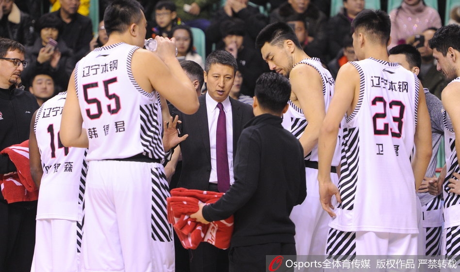 哈德森在三分线外手起刀落,篮球划过一道完美的弧线直钻网心,瞬间点燃了本溪体育馆的激情。