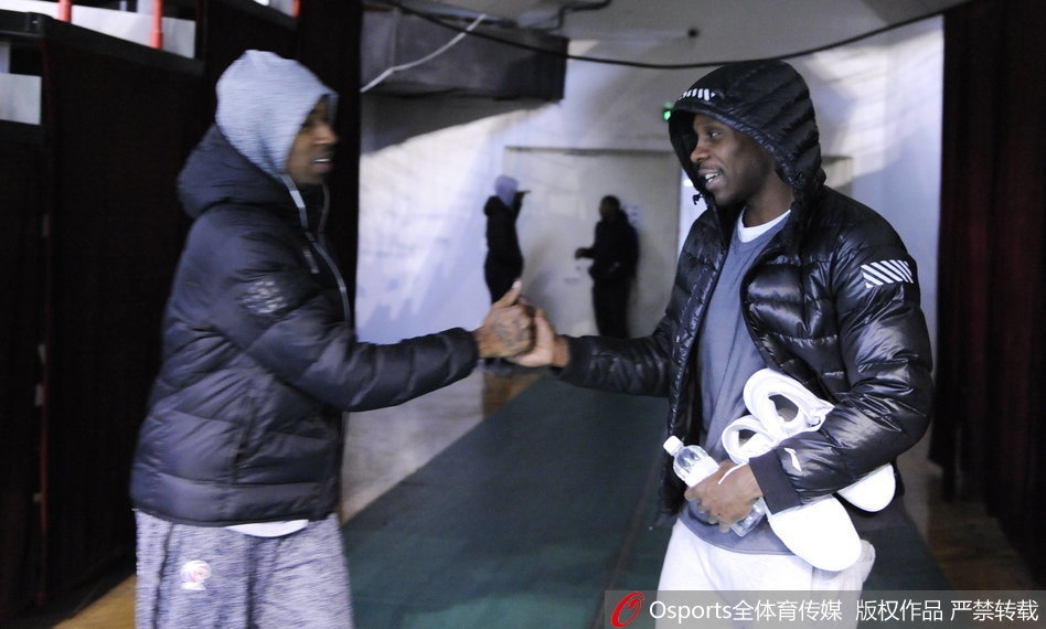 训练即将结束，两人准备各自归队。亚当斯转身离去前，仍回头望向哈德森，眼神中带着笑意；哈德森也目送着他，整个画面充满了一种老友重逢后的温暖。