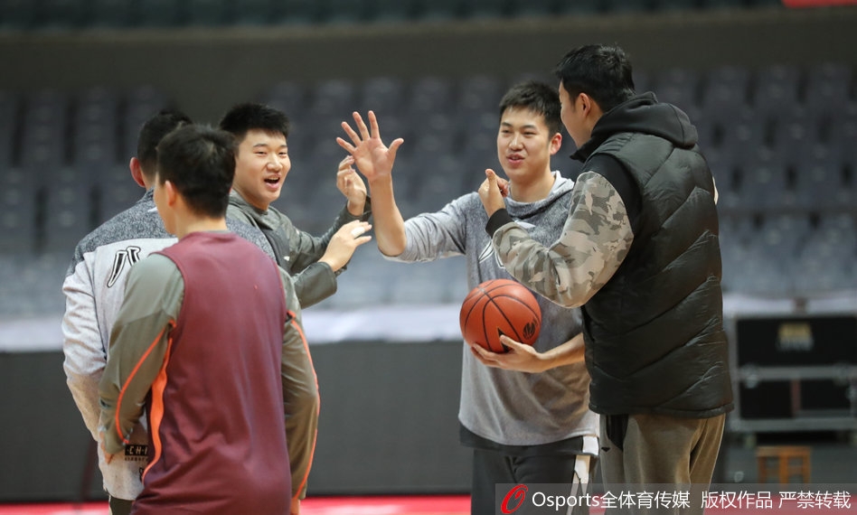 王治郅在三分线外自信出手，篮球划过一道完美的弧线飞向篮筐。