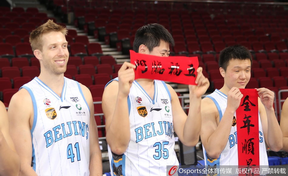 霹雳鸭张开双臂热情拥抱翟晓川,两人互动默契,背景满是喜庆红色