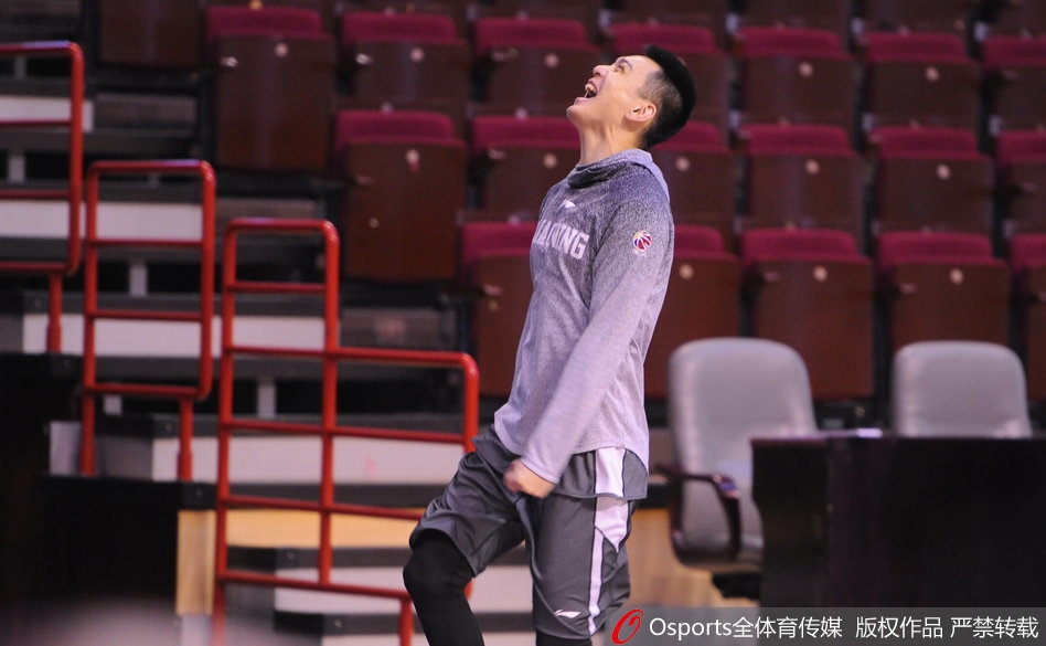 外援哈德森在训练中持球进攻，面对防守球员，他表情专注，展现了出色的个人技术和核心本色。