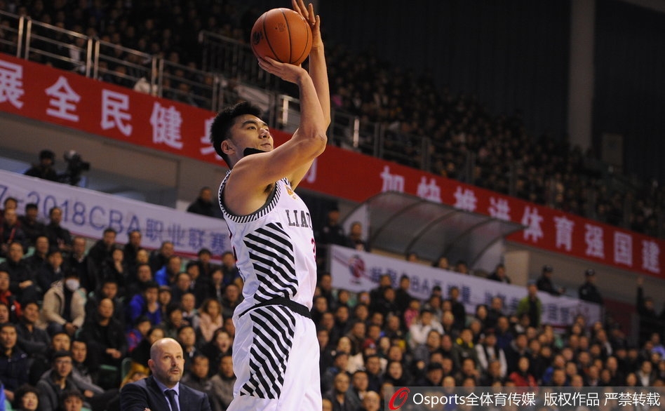 北京队外援杰克逊面对赵继伟的贴身紧逼，利用节奏变化强行突破，他的眼中只有篮筐，即使面对协防也毫无惧色，本场他砍下了全场最高的35分。