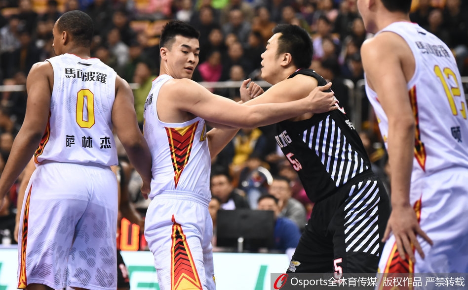 深圳队内线支柱萨林杰在辽宁队多人围堵下，依然凭借强壮的身体奋力摘下前场篮板，他的强硬是球队获胜的基石。