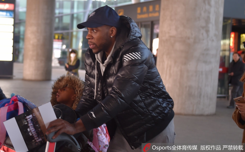 辽宁队核心郭艾伦走出通道，他戴着时尚的耳机，脸上带着轻松的微笑，耐心地给身边的球迷签名，周围的球迷们发出阵阵欢呼。