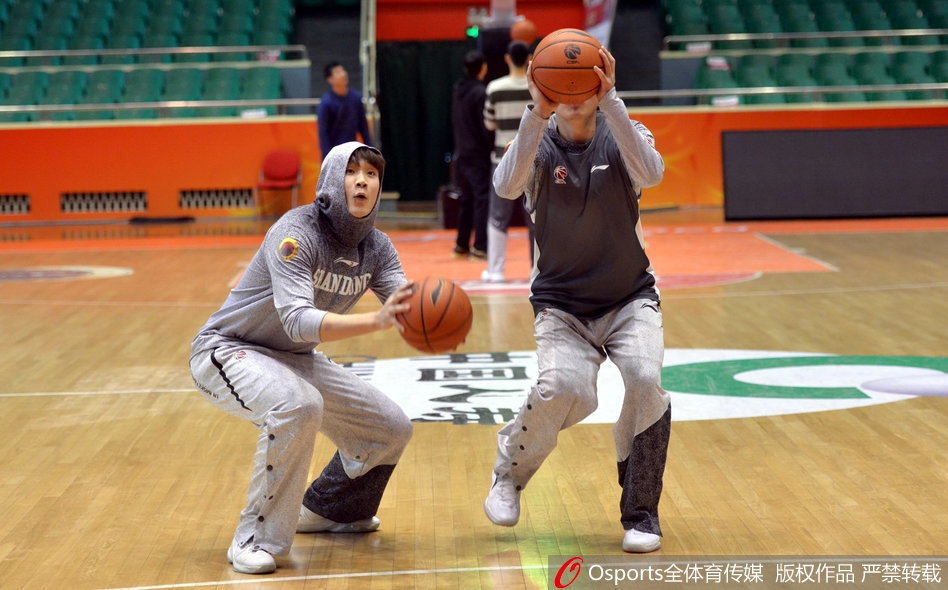 丁彦雨航在训练结束后与队友轻松交谈，全队上下气氛和谐，充满斗志。