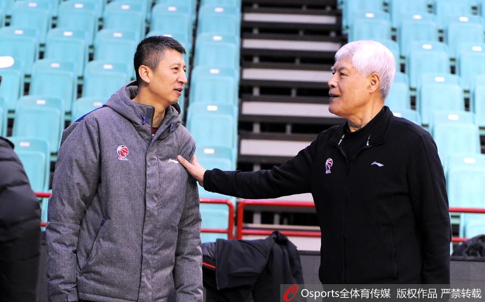 训练馆内的温情一瞬，郭士强主动上前握住恩师蒋兴权的手，两人相视而笑，眼神中流露出难以言表的敬重与亲切，仿佛周围备战的喧嚣都已静止。