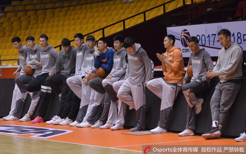 另一视角的训练瞬间，山东高速男篮的战术跑位一丝不苟，静待明晚齐鲁球迷的欢呼呐喊。