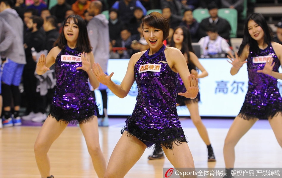 完成一套高难度舞蹈动作后，篮球宝贝们摆出帅气十足的定格姿势，她们专注的神情和整齐的队形，展现出平日刻苦训练的扎实功底。