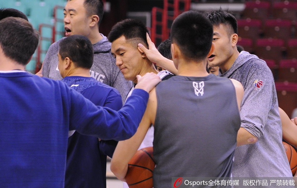 辽宁队训练师在场边辅助郭艾伦进行核心力量训练,为高强度的对抗储备体能