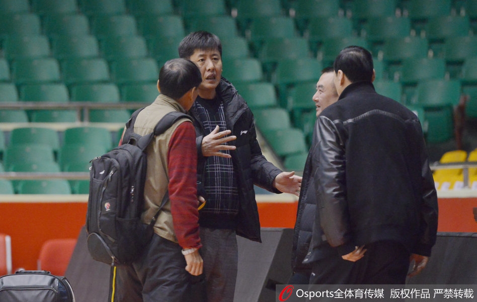 主帅丁伟指导在训练场边双手插兜，神情严肃地注视着场上队员的一举一动，思考着应对山东队的战术。