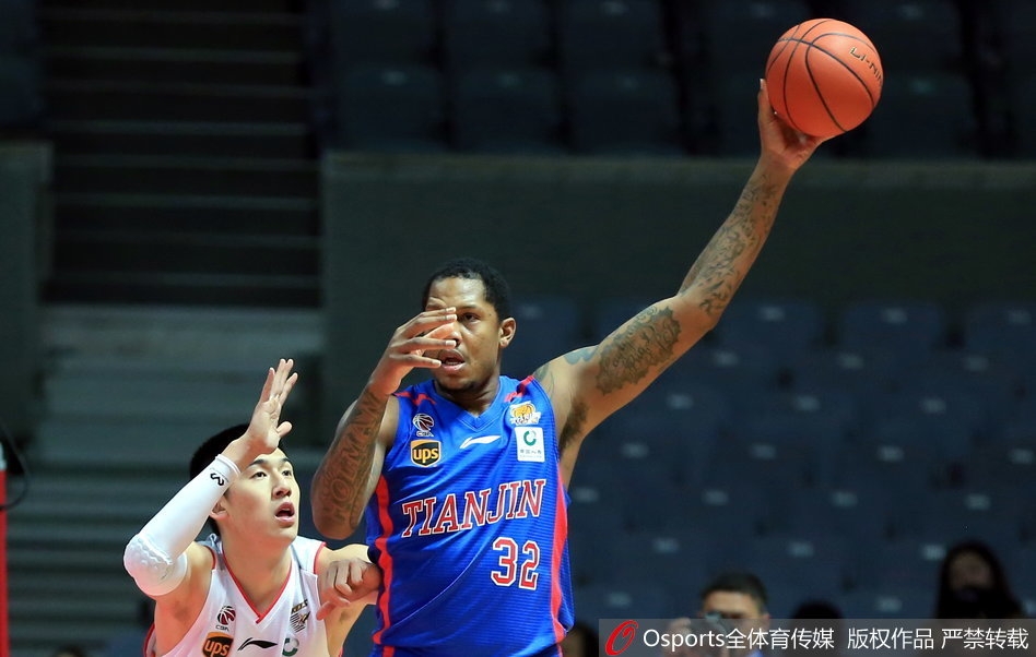 八一队球员在主场观众的欢呼声中激情拥抱,庆祝这来之不易的赛季首胜,他们脸上压抑已久的情绪在这一刻彻底释放