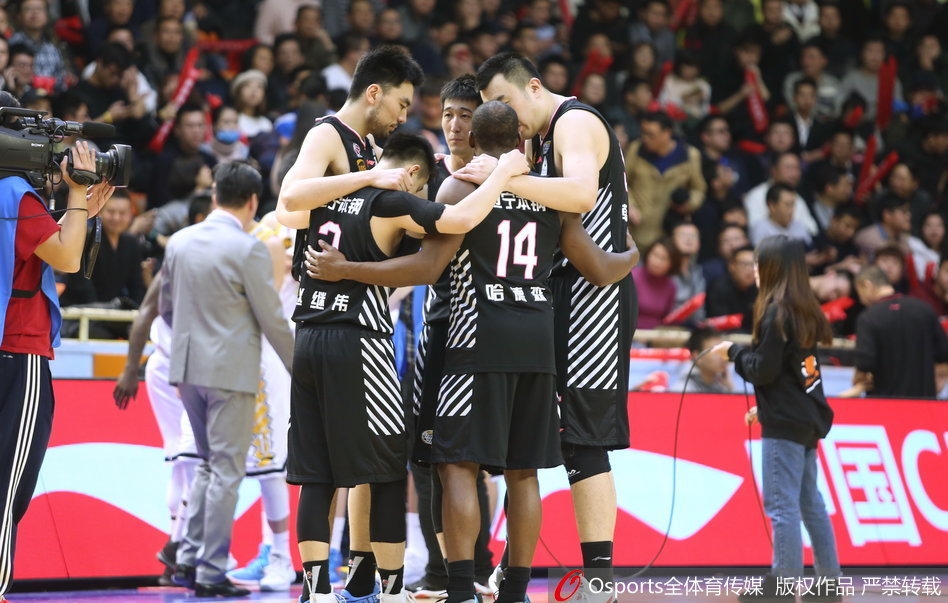 辽宁外援巴斯在广厦内线博洛西斯的防守下，依然凭借出色的弹跳和爆发力完成双手灌篮，点燃了辽宁队替补席的激情。