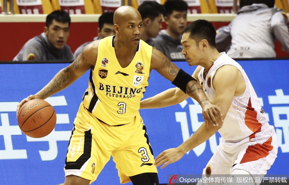 贾诚高高跃起霸气摘板，肌肉线条在灯光下清晰可见，展现本土内线硬度。