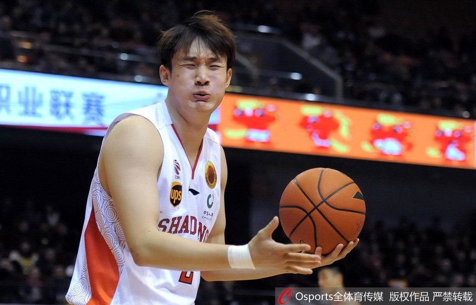 同曦外援帕戈在加时赛中强行上篮,面对辽宁双人夹击身体完全扭曲,鞋底几乎磨穿,这奋不顾身的一球诠释了黑马的倔强与不屈。