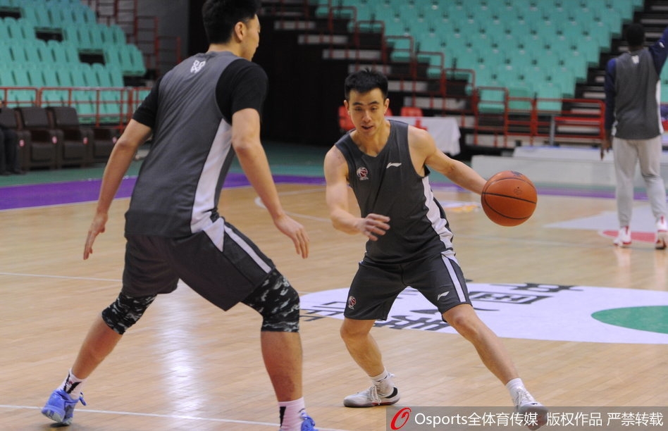 巴斯的儿子坐在场边的大篮球上,小手紧紧抓住球边,模样乖巧