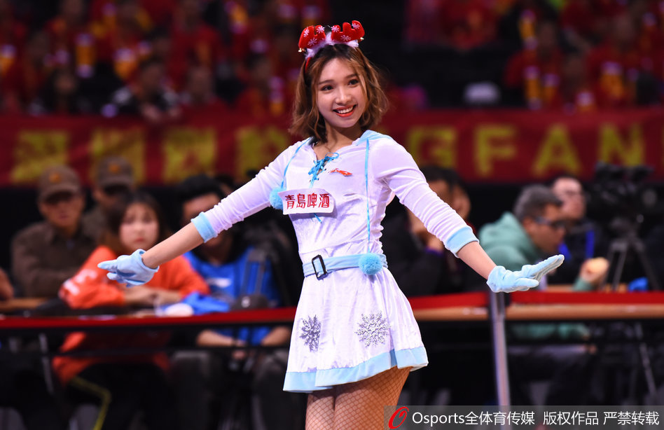 表演结束，宝贝们对着观众席挥手致意，即使额头挂着汗珠，笑容依然甜美可人，她们用自己的热情为这场德比大战画上了圆满的句号。