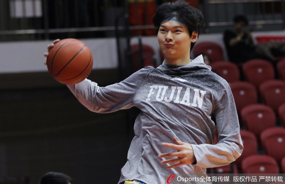 比赛结束后，亚当斯与西热力江紧紧相拥，全场球迷起立欢呼，共同庆祝这场来之不易的复仇胜利。