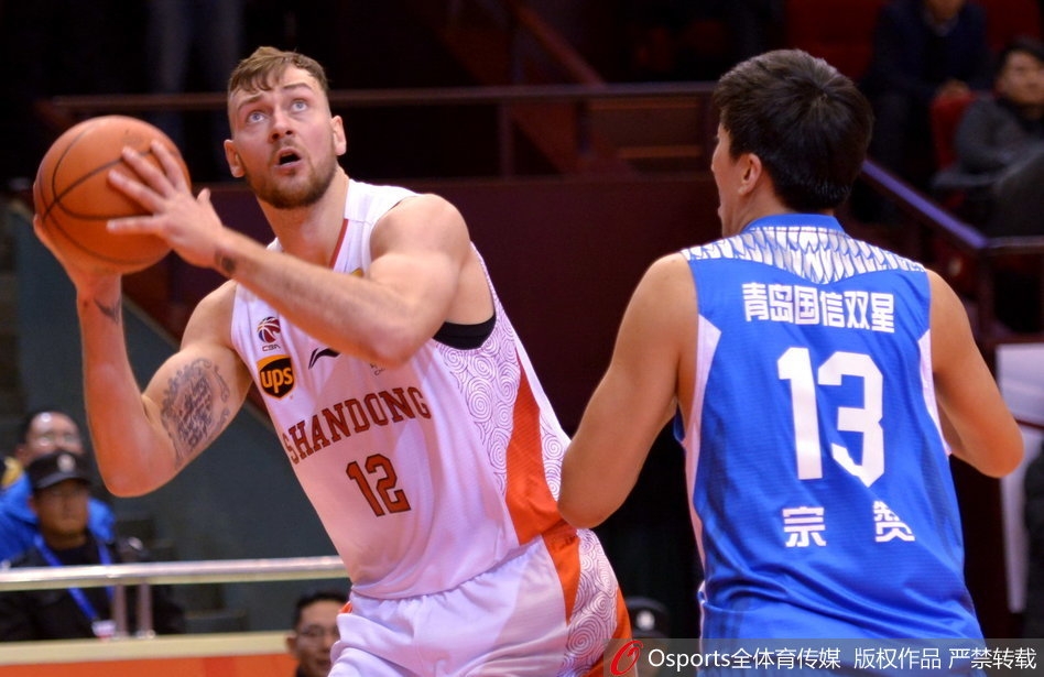 终场哨响,山东球员张辉强投三分不中,脸上写满了无奈与失落,主场不败的金身在这一夜被同省兄弟无情击碎。