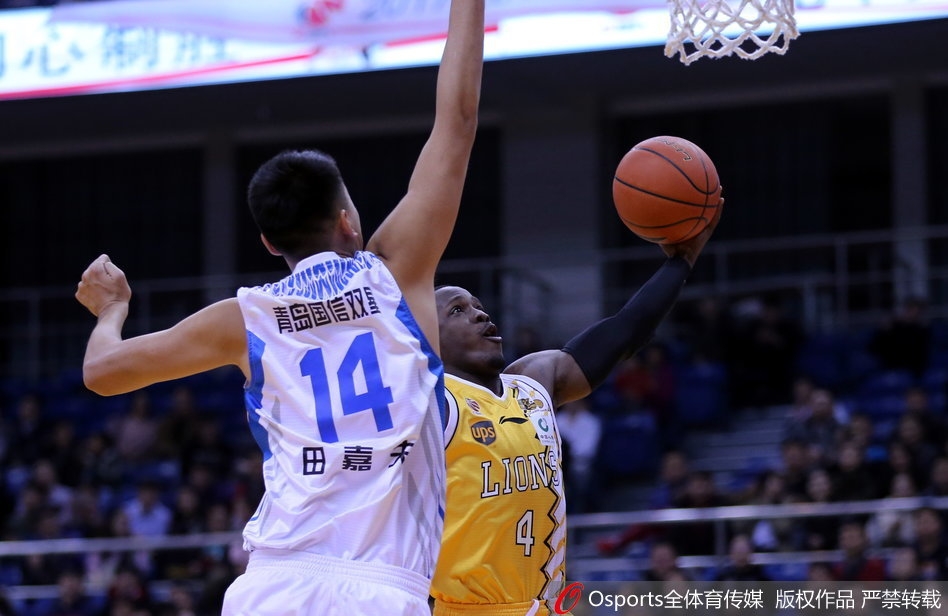 内线悍将宗赞篮下卡位，高高跃起在与广厦外援的肌肉碰撞中摘下前场篮板