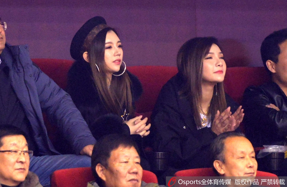 丁彦雨航的女友坐在看台上,长发披肩,气质温婉。在周围喧嚣的球迷中,她显得格外安静,双手轻握置于膝上,眼神中带着一丝期待与紧张,静静等待着那个身披山东队战袍的少年英雄登场。