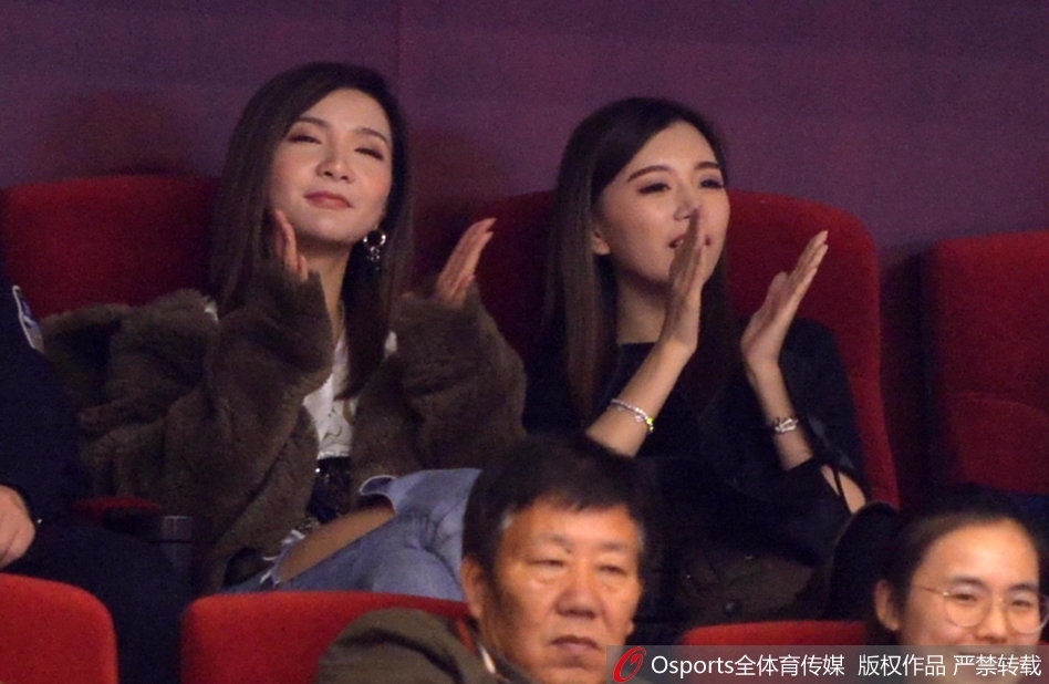 看台之上,睢冉的妻子眉眼含笑,温婉大方;丁彦雨航的女友李莎莎则略显青涩,两人低声交谈,分享着观赛的紧张与喜悦,宛如一对姐妹花。