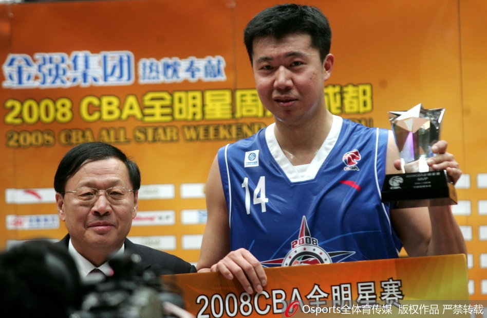 当年的全明星赛场上群星云集，易建联飞身扣篮，唐正东篮下卡位，老将新星同场竞技。