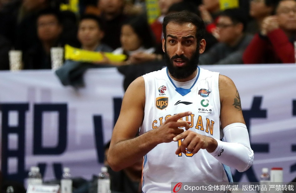 比赛结束后，四川队球员神情落寞地走向场边，背景是计分板上鲜红的111-120，这一夜他们拼尽了全力，却终究未能守护住主场的荣耀，提前无缘季后赛的残酷现实让整个场馆陷入了沉寂。