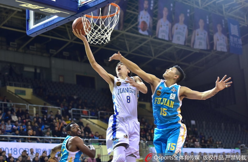 江苏队主教练贝西诺维奇在场边大声指挥，他的手势坚定有力，成功导演了这场下半场的惊天大逆转。