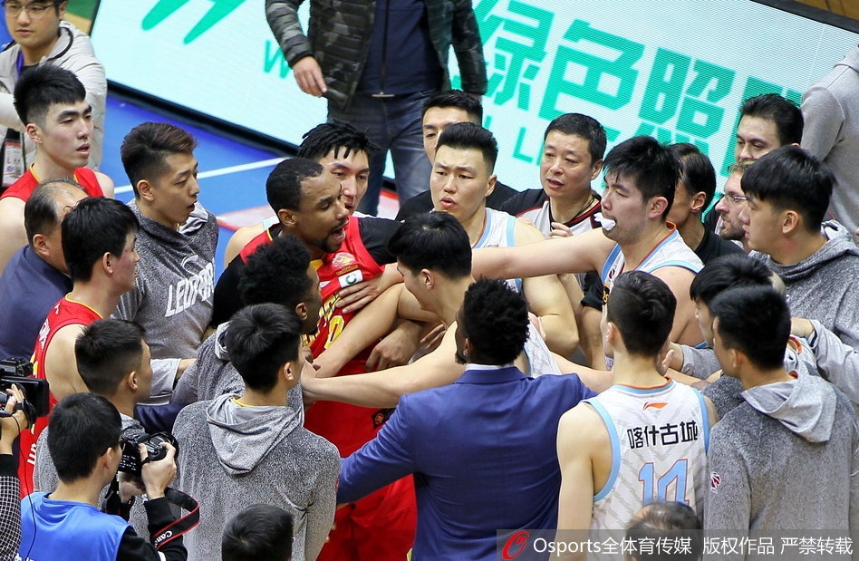 事件平息后,现场工作人员蹲在地上,仔细查看那块被踹坏的广告牌,零散的碎片散落在地,背景里球员通道的灯光显得格外刺眼而冷清。