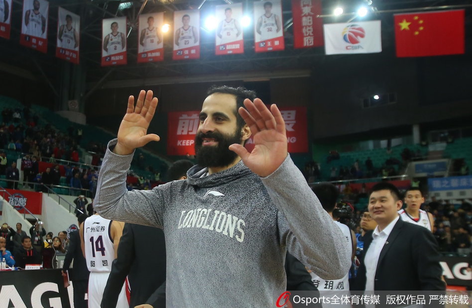 外援福格面对严密防守,冷静地组织进攻,手指战术的手势宛如指挥家,引领着全队的进攻节奏。