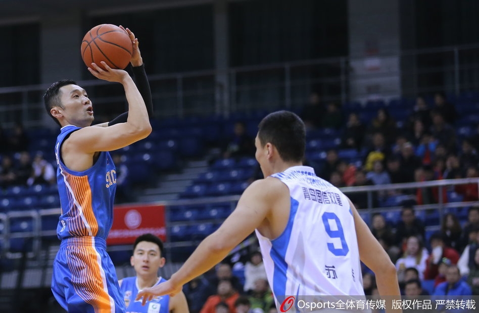 青岛队内线支柱苏伟利用扎实的背身单打技术,转身面对篮筐勾手投篮,四川队球员只能望球兴叹,目送篮球稳稳落入网窝。