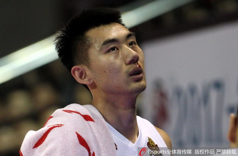 崔晋铭在拼抢中面部被击中，瞬间鲜血直流，他紧皱眉头用手捂住口鼻，球衣胸前已染上点点血迹。