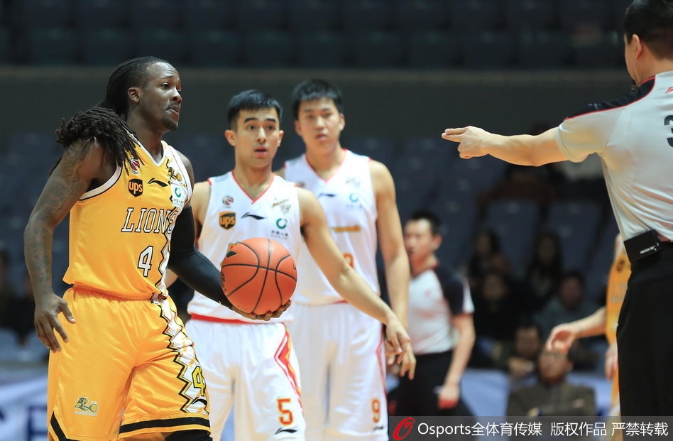 广厦外援福特森穿越人丛,送出一记背后妙传,他的传球充满想象力,撕破了八一队的整条防线,展现了常规赛MVP候选人的风采。