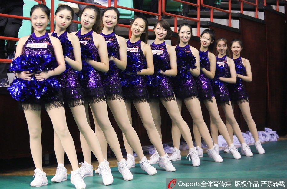 暂停时间到,宝贝们迅速变换队形。即使在快速移动中,她们依然保持着精准的站位和优美的姿态,专业的素养在这一刻展露无遗,为紧张的比赛增添了一抹灵动的色彩。