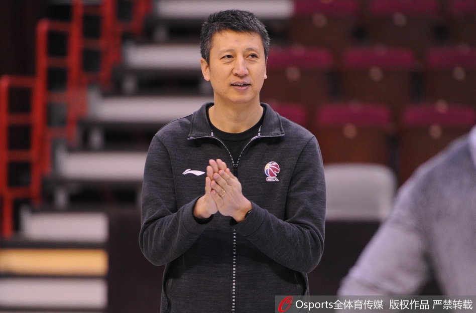 辽宁男篮赛前训练精彩瞬间,韩德君完成训练后放松拉伸,神情轻松备战联赛