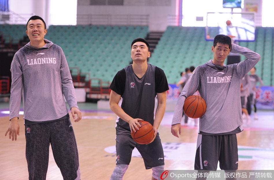 辽宁男篮训练对抗激烈,韩德君低位持球,庞大的体型与灵活的转身形成鲜明反差