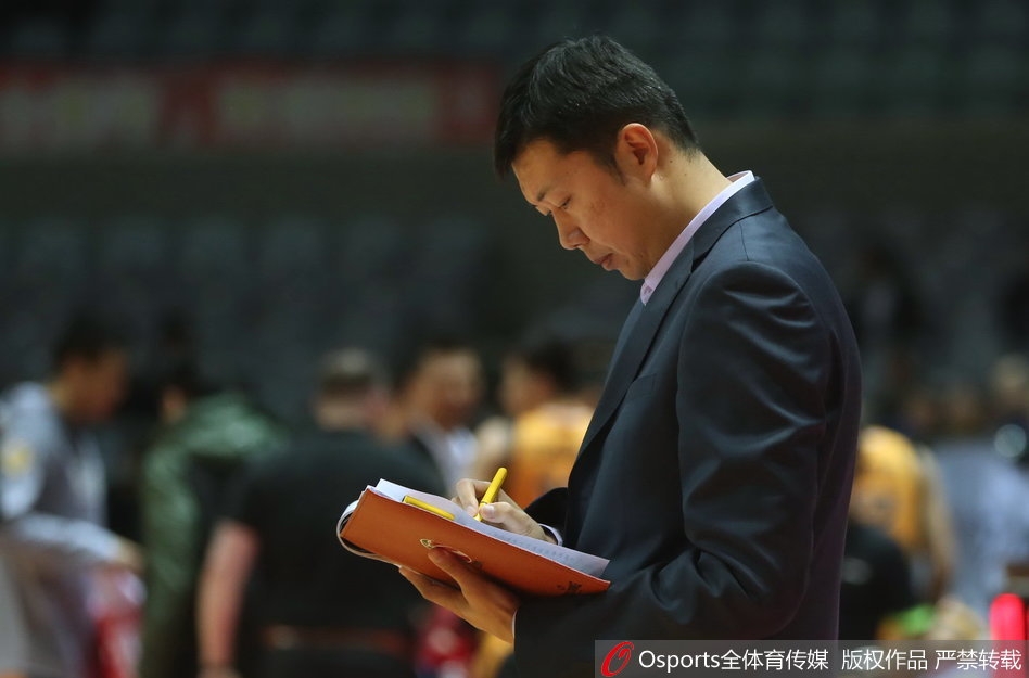 曾令旭鬼魅般突破八一防线，眼神余光扫视队友位置，一记穿云传球即将撕裂防守。