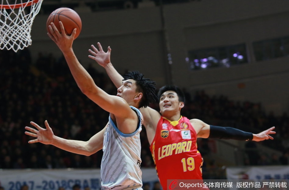 李根在对方严防死守下强行干拔三分,肌肉线条充满力量感,仿佛在宣告反击的开始。