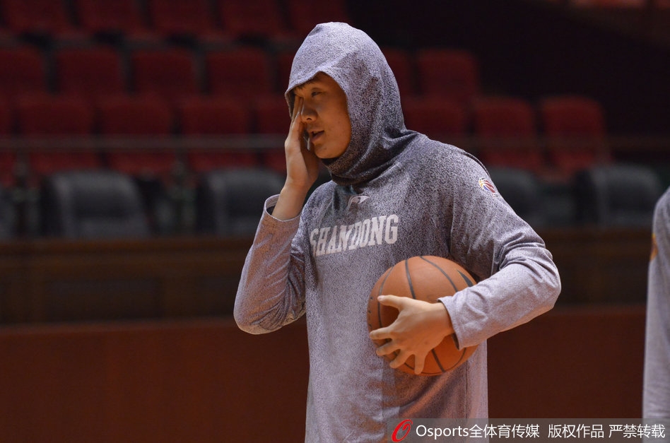 训练课结束后，心情大好的丁彦雨航与队友勾肩搭背地走向场边，此时的他不再是球场上那个冷血的杀手，而是团队中最受欢迎的开心果，这样的化学反应正是山东男篮争冠路上最宝贵的财富。