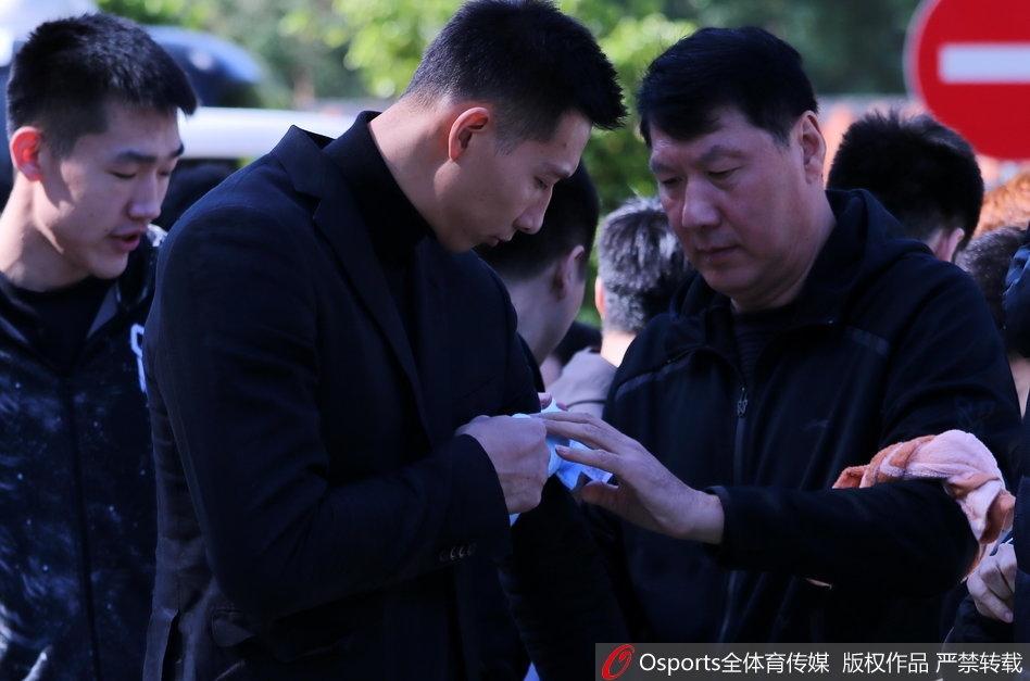 易建联戴着口罩难掩哀容,他望着林叔的遗像方向久久伫立,心中铭记着林叔视他如家人的恩情,在微博中写下‘永远在心里’的悼念