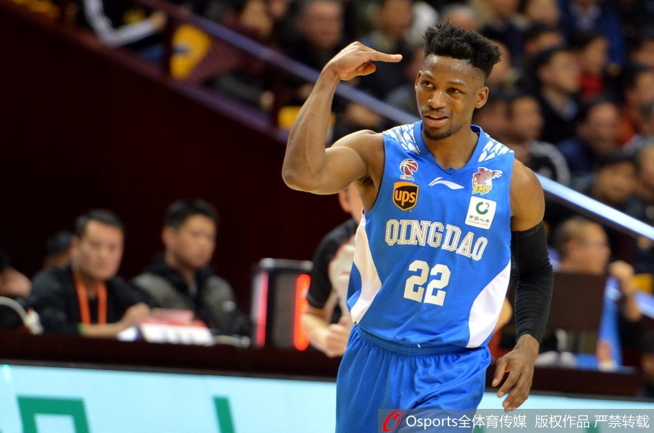 吉布森被疯狂的队友们抛向空中,这一刻他宛如君临天下的王者,用一场60分的封神之战,赢得了这场载入史册的齐鲁德比。