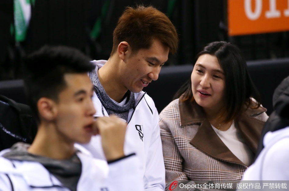 获胜后的球队紧紧围成一圈,队员们肩膀搭着肩膀,汗水晶莹发亮,每个人的脸上都洋溢着胜利后特有的自豪笑容。