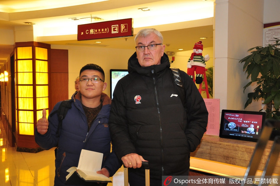 夜色中的济南街头，广东队的大巴车闪烁着尾灯缓缓驶入酒店驻地，车窗内球员的身影若隐若现，车外是依旧不愿离去的山东球迷，这一幕宛如大战前的静默序曲。