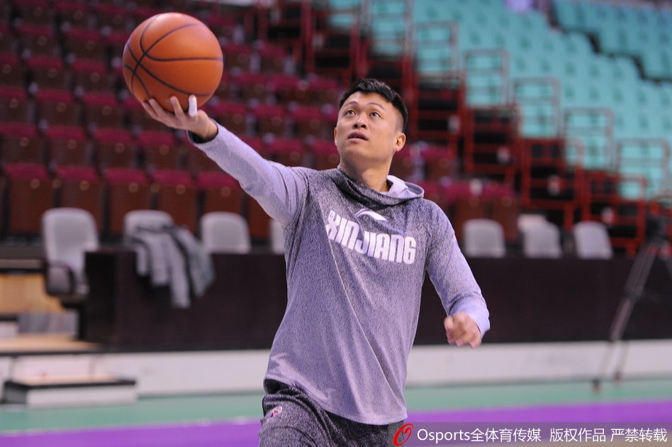 赛前热身时，亚当斯与哈德森肩并肩站在一起，两人脸上洋溢着轻松的笑容，仿佛不是在准备一场大战，而是在参加老友聚会。